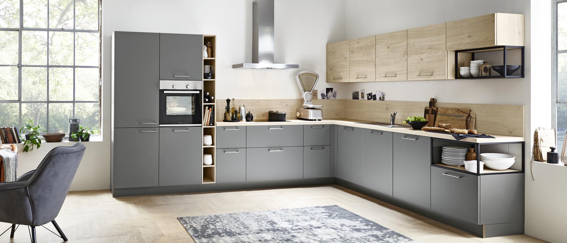 Nolte klassische L-Küche Grau mit offenen Regalelementen