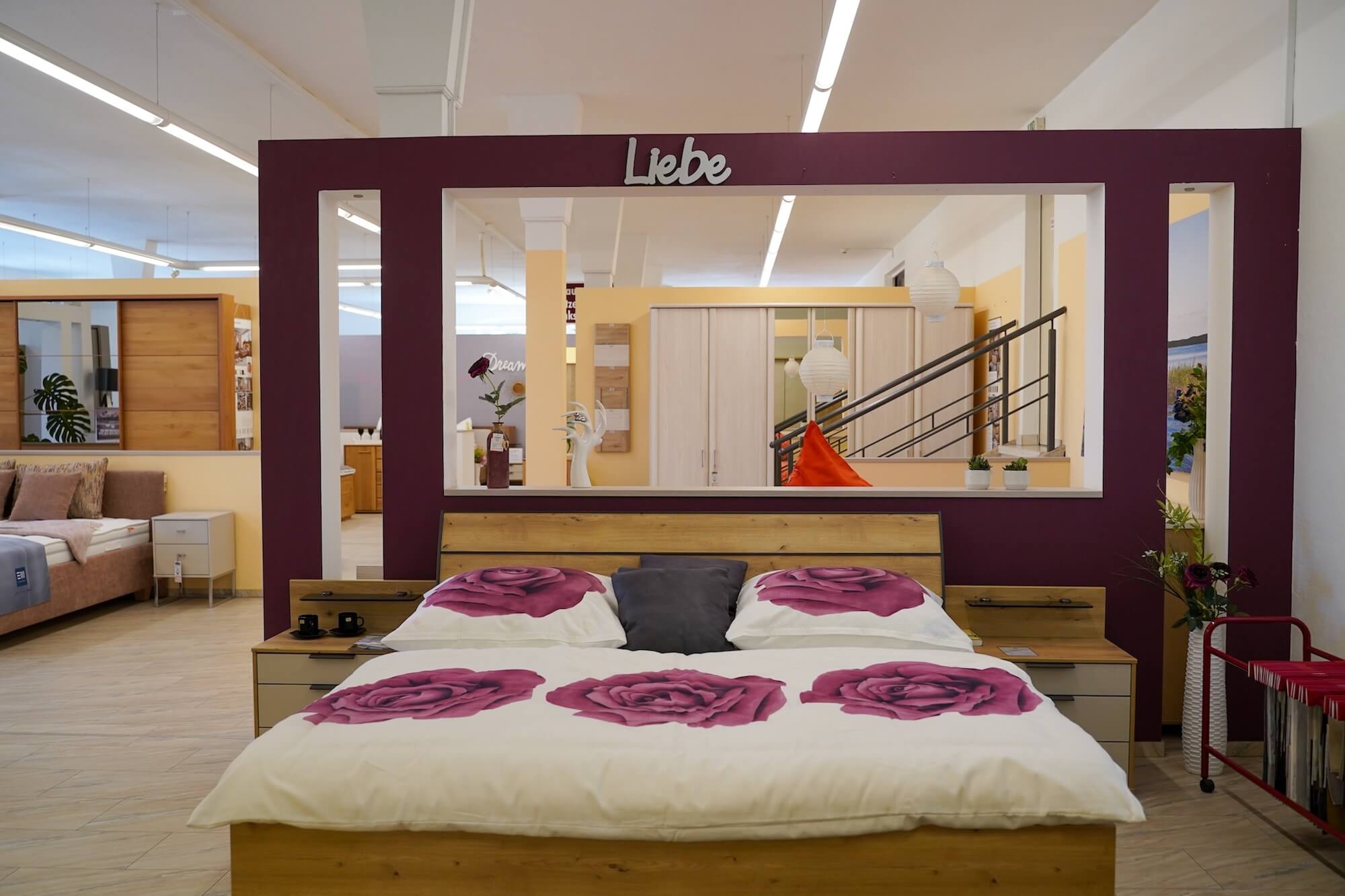 Schlafzimmer Bett Holz mit Nachttisch
