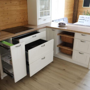 Küche im Landhausstil Cremeweiß