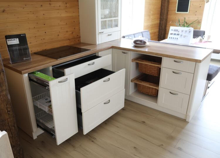 Küche im Landhausstil Cremeweiß