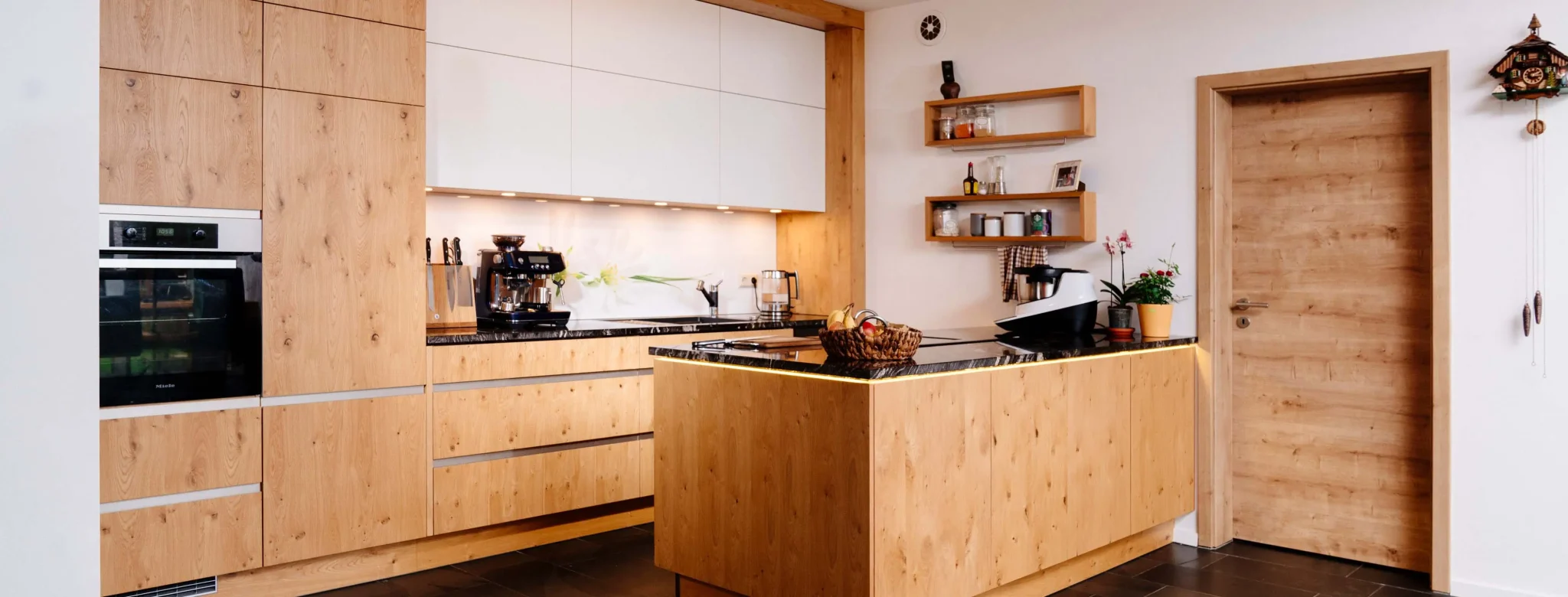 Ratiomat moderne Inselküche Holz grifflos