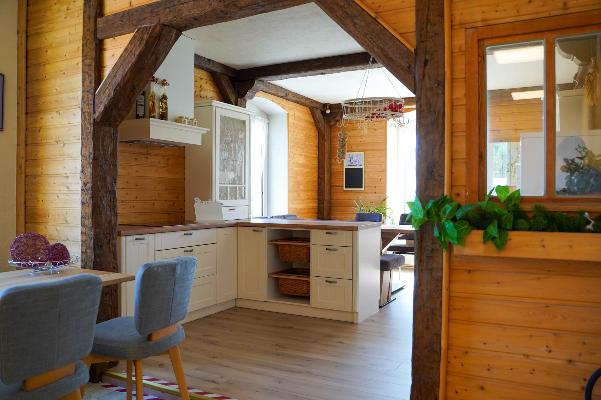 Kueche-im-Landhausstil-T-Form-mit-Holzarbeitsplatte-