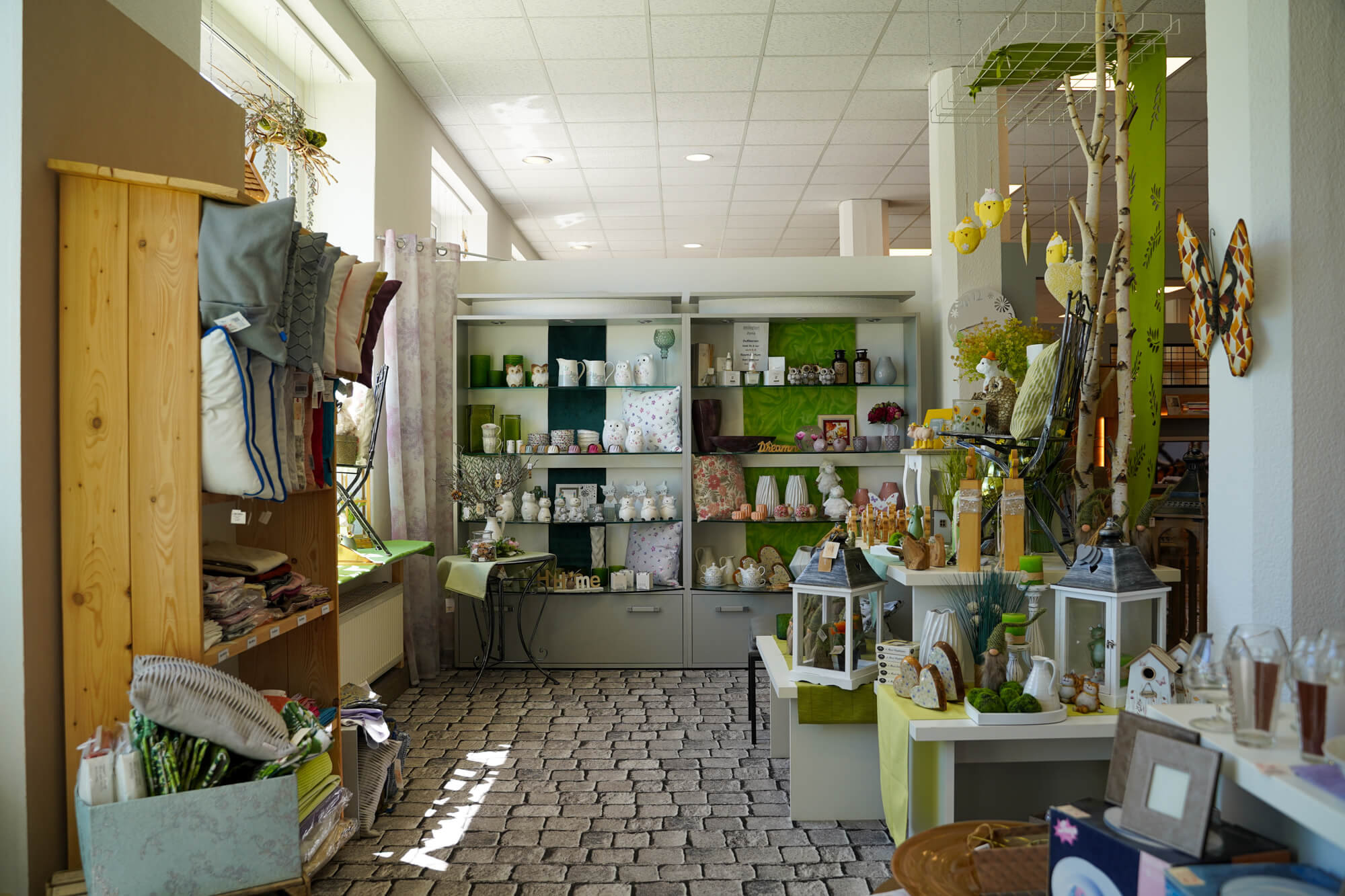 Möbelhaus-Ebersbach-Boutique-Kissen-Vasen