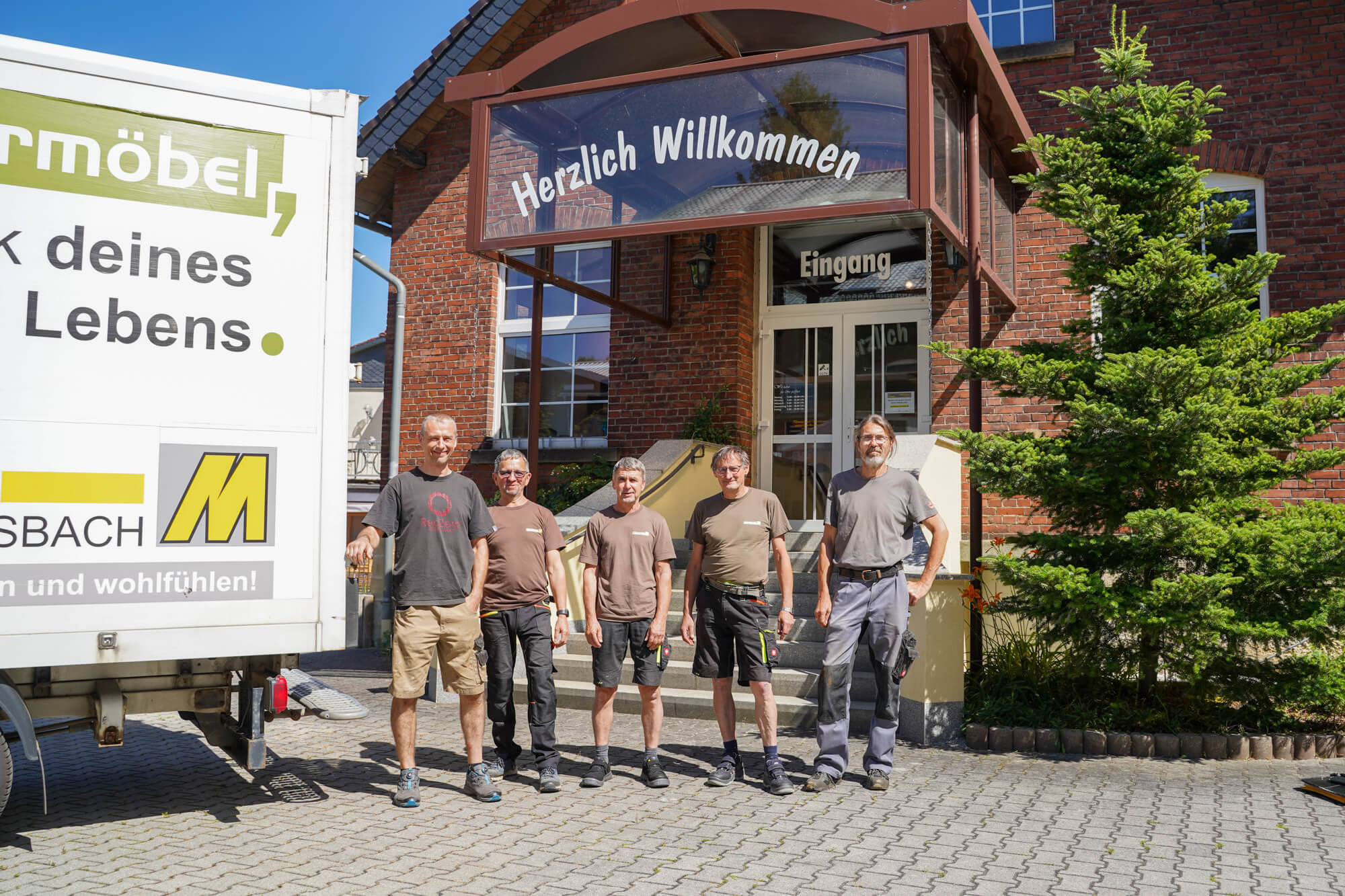 Möbelhaus-Ebersbach-Monteure-Teamfoto-Hintereingang