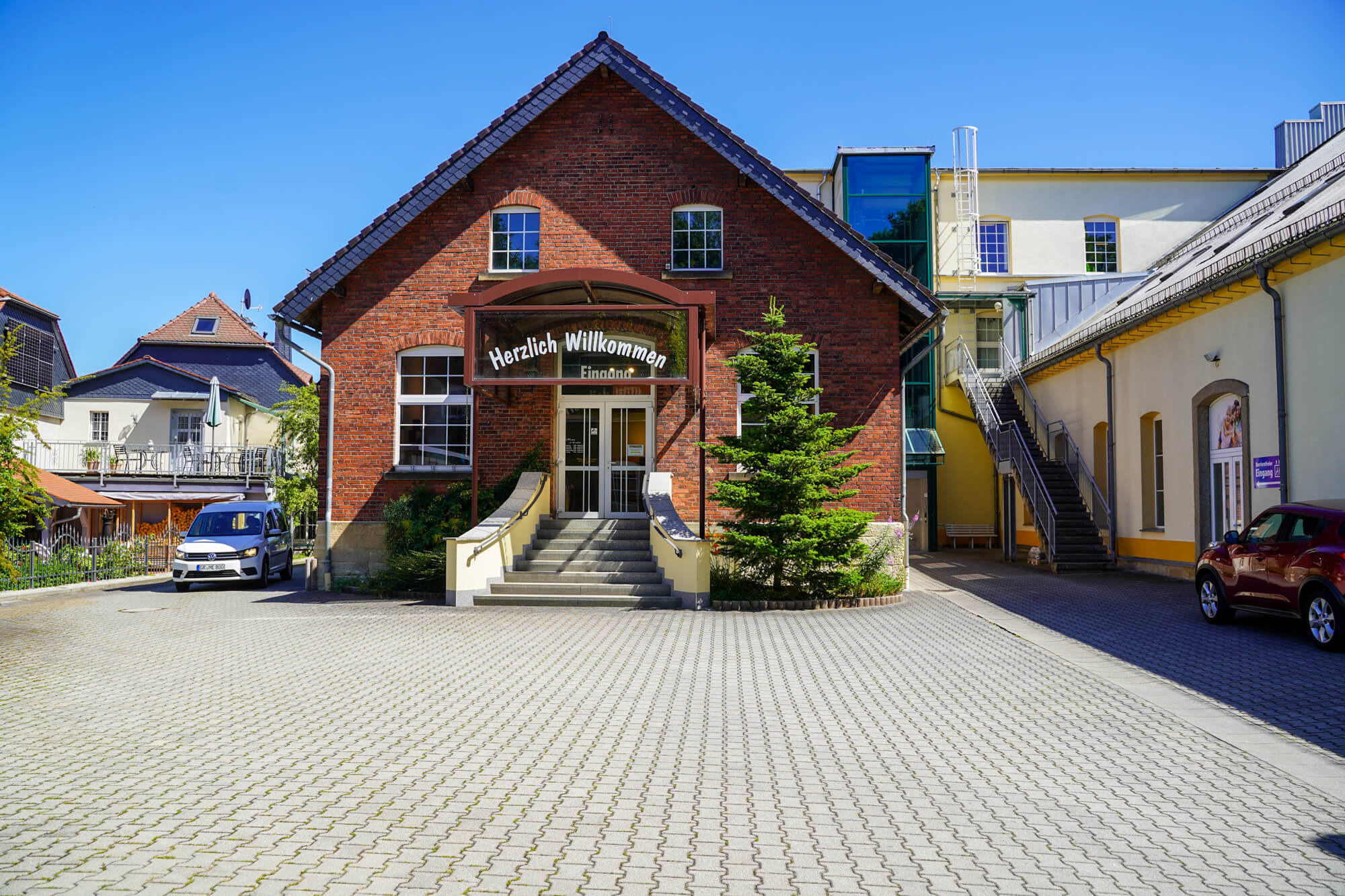 Möbelhaus-Ebersbach-Parkplatz-Hintereingang