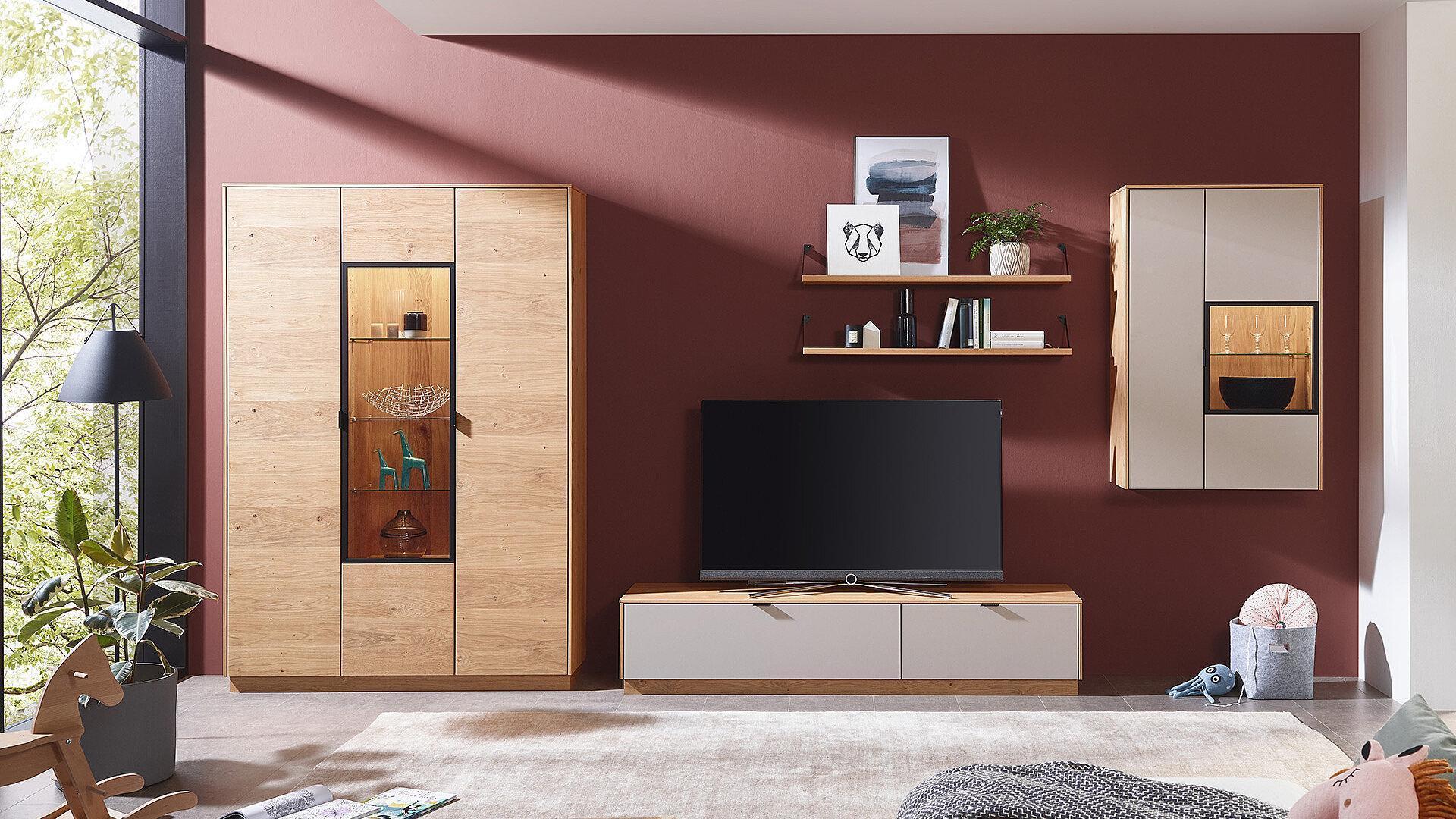 Wohnzimmer Schösswender Wohnwand mit Vitrinenschrank greige