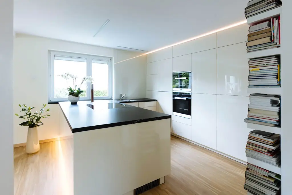 Traumküche ratiomat moderne Wohnküche Weiß grifflos