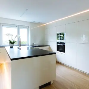 ratiomat moderne Wohnküche Weiß grifflos