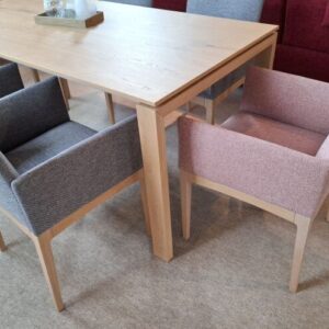 armlehnstuhl 830100-natureiche-bianco-rose-und-grau-am-esstisch