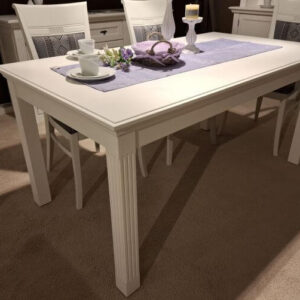 esstisch maisonette-weiss-landhaus-gedeckt-schraegansicht