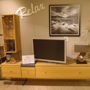 wohnwand vencer-asteiche-bianco-metallrahmen-gesamtansicht