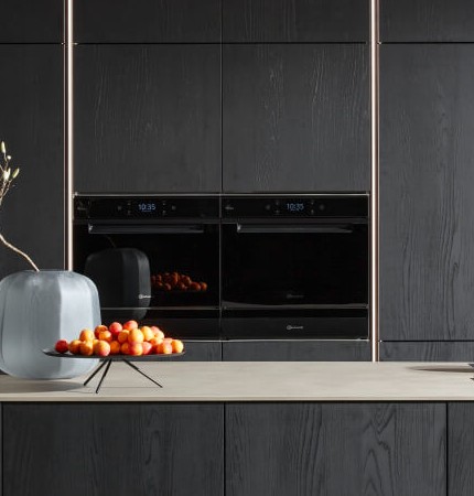 Nolte-Designkueche-mit-Insel-Eiche-Nero-Backofen