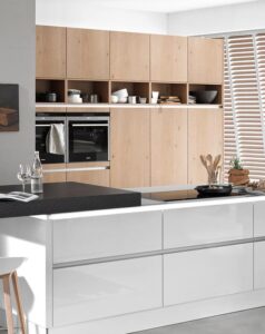 Nolte-moderne-Kueche-mit-Insel-Hochglanz-Weiss-Hochschrank-Backofen Wohnküche