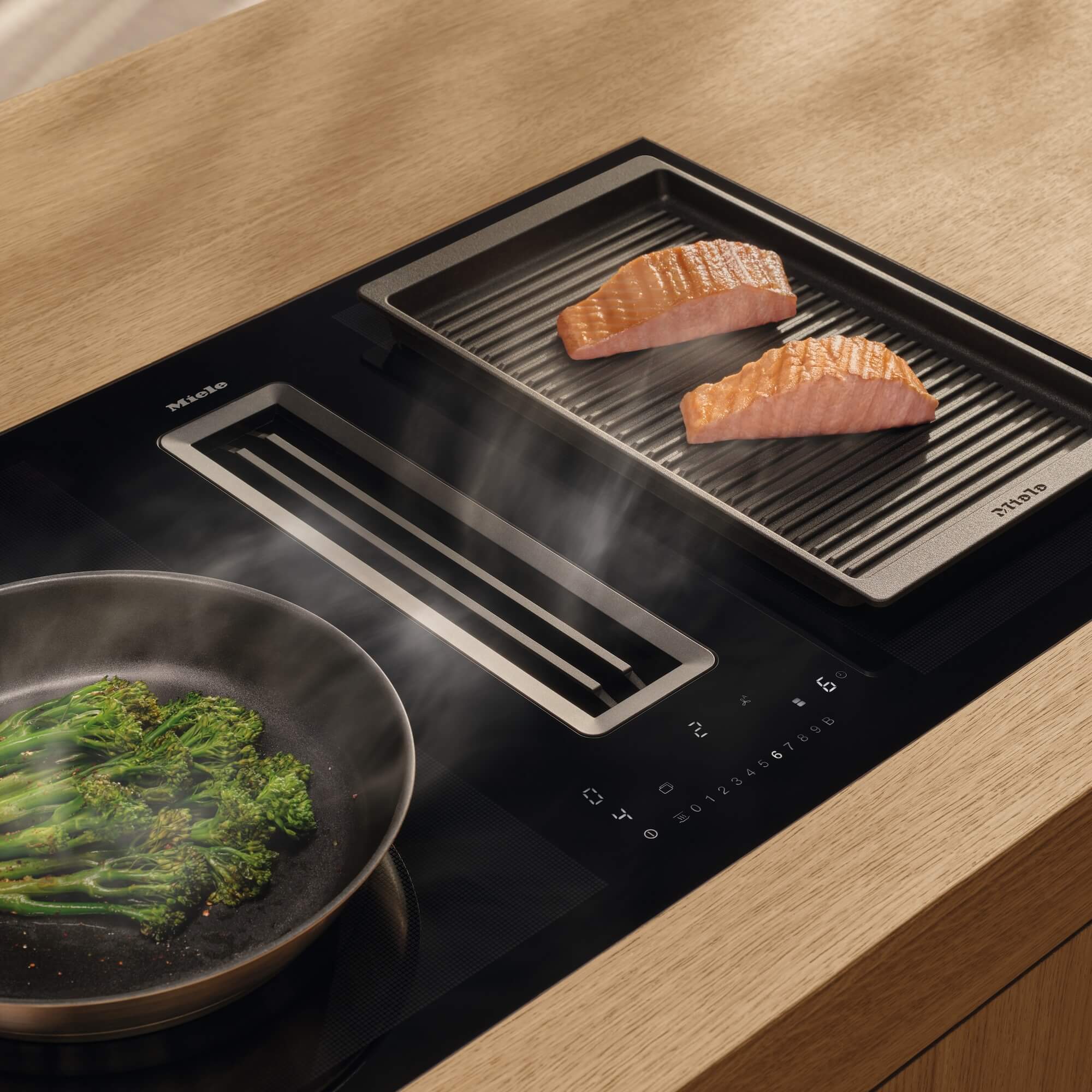 Miele-Induktionskochfeld-mit-Kochfeldabzug-und-Grill-Lachs