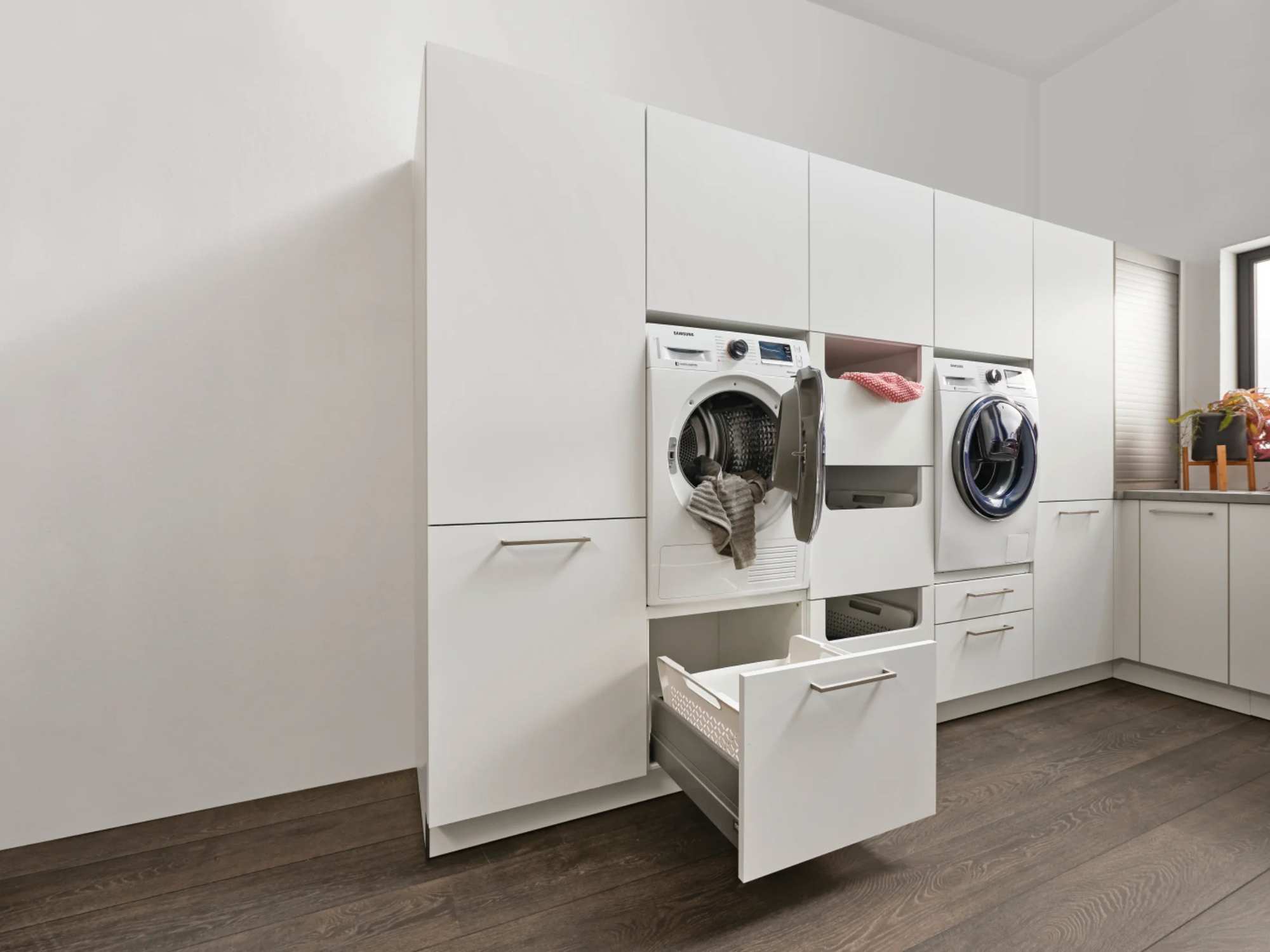 hauswirtschaftsraum-hochschraenke-waschmaschine-weiss