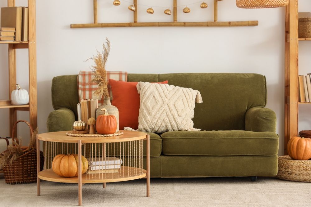 Grünes Sofa mit Herbstdeko: Polsterwochen im Möbelhaus Ebersbach vom 28.09. bis 09.10.2026 mit 15 % Rabatt auf Polster-Neubestellungen